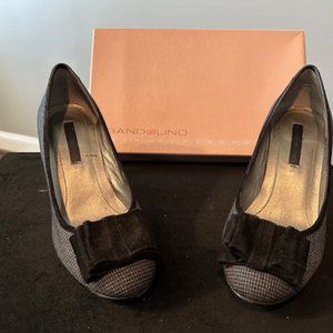 BANDOLINO GREY/BLACK FLANNEL HEELS WITH BLACK VELVET BOW.